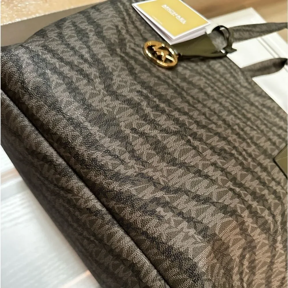 Michael KORS
Signature Animal Print Tote Bag in Olive
XL NWT retail $298 - Picture 5 of 9